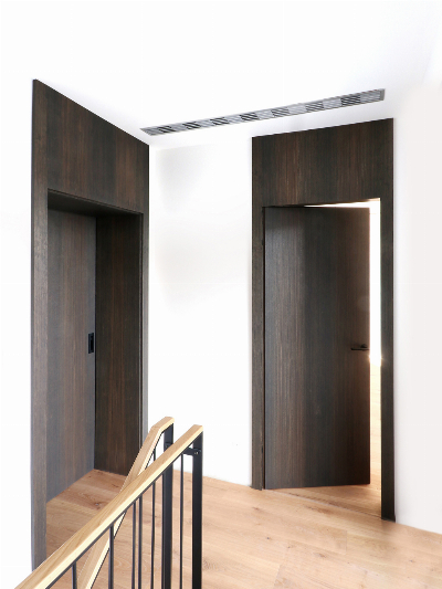 Simulace obkladu díky prodloužení obložkových zárubní do stropu